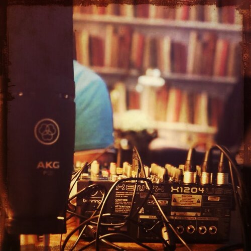 Gravação de novos episódios do podcast “Assunto Sério”